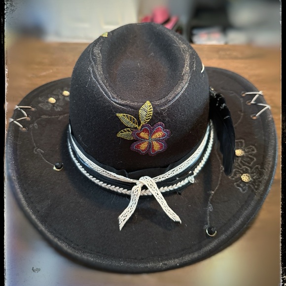 The little black lid. - Picture 3 of 3